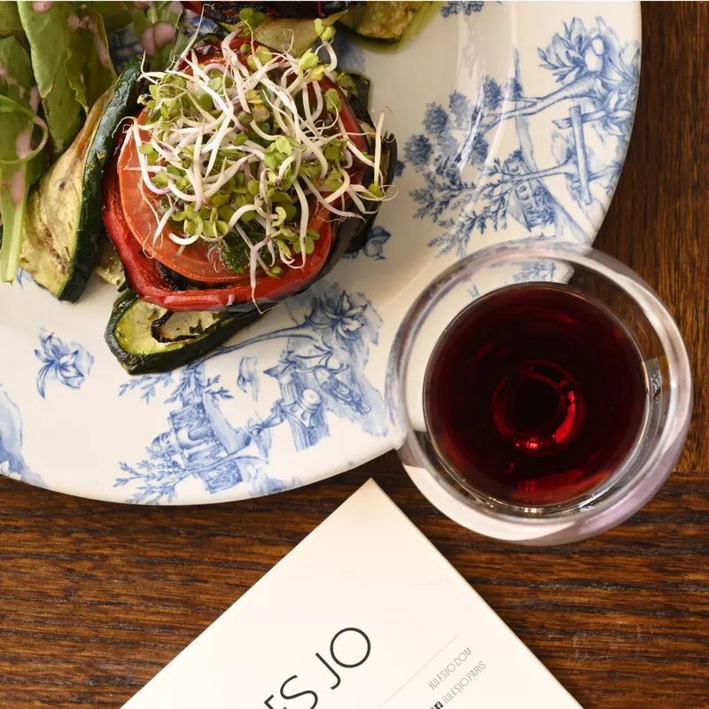 Assiette végétarienne et verre de vin au bistrot