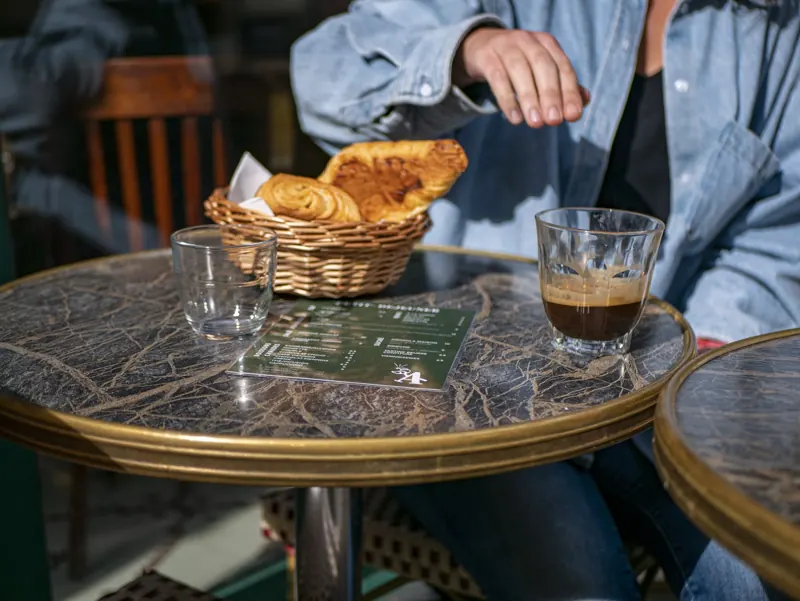 Café et viennoiseries servis en terrasse au bistrot Botza le matin