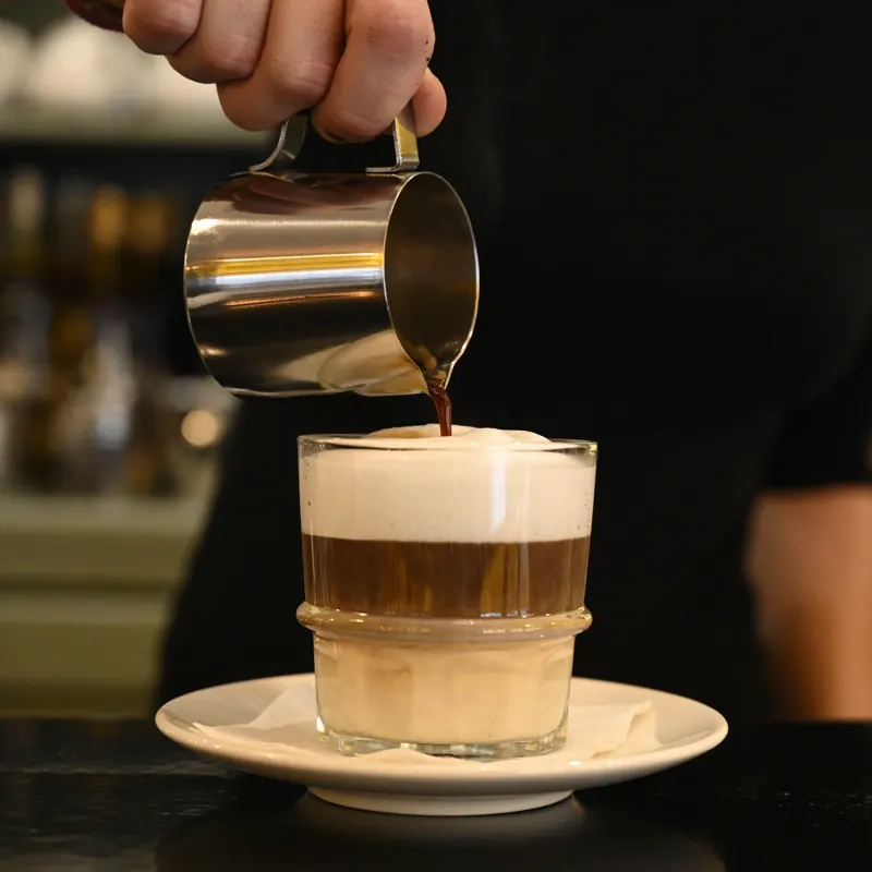 Café préparé au comptoir du Botza