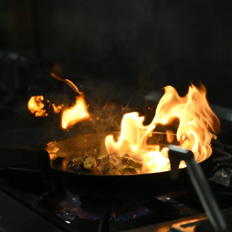 Flambée en cuisine au bistrot Botza