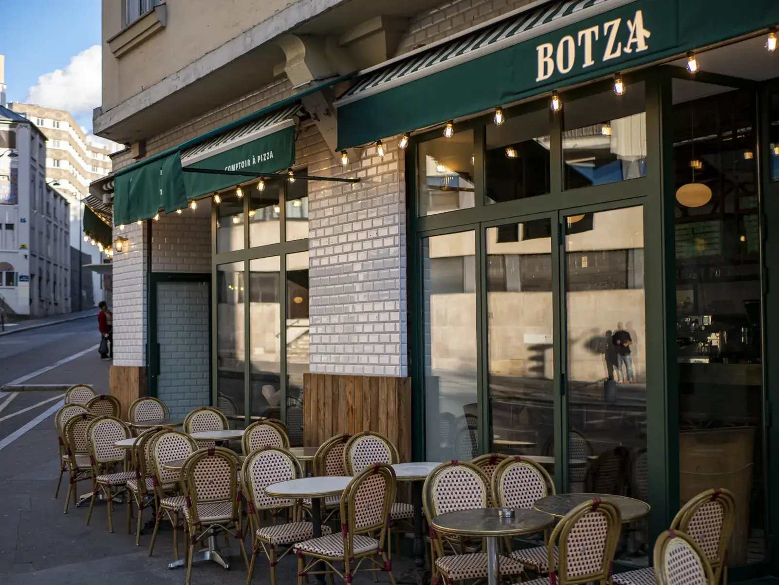 La façade et la terrasse du bistrot Botza, 86 rue Botzaris à Paris 19e