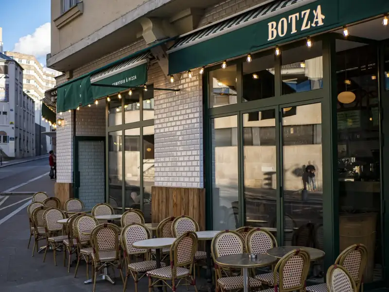 La façade verte et la terrasse du Botza, rue Botzaris