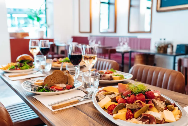 Grande tablée du Botza : planches, burgers et salades